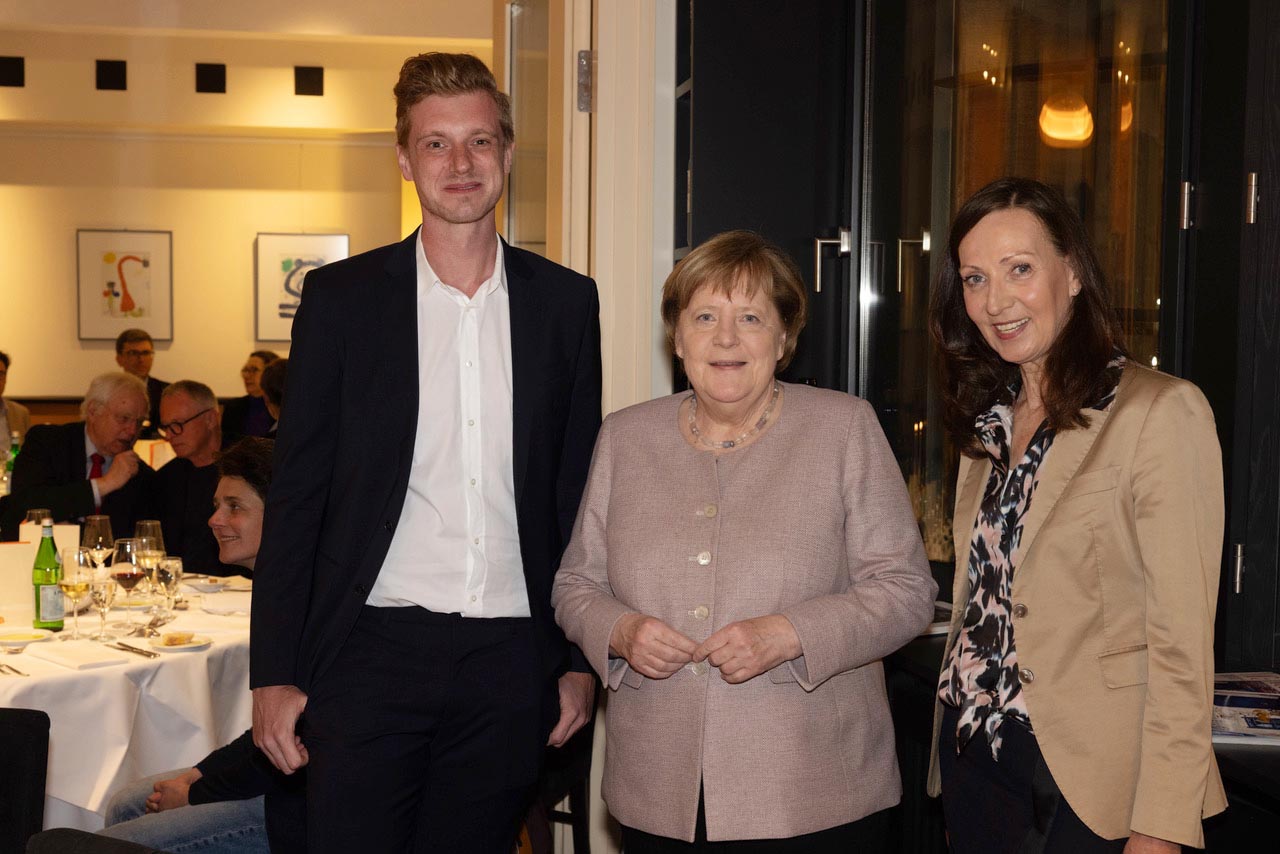 Thomas Block, Angela Merkel und Juliane Hielscher im Berliner Presse Club fotografiert von Vincent Mosch